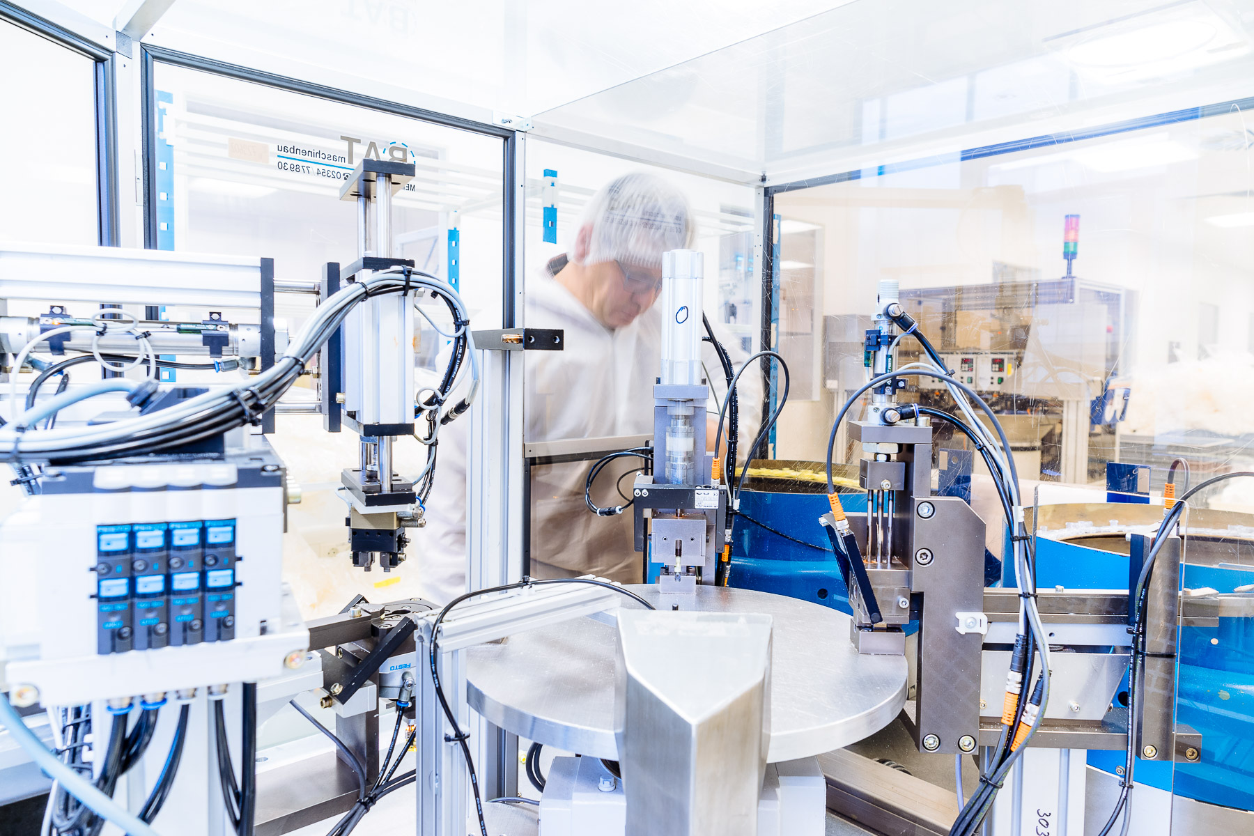 GOLETZMEDICAL Produktionsstätte - Mitarbeiter vor Maschine 