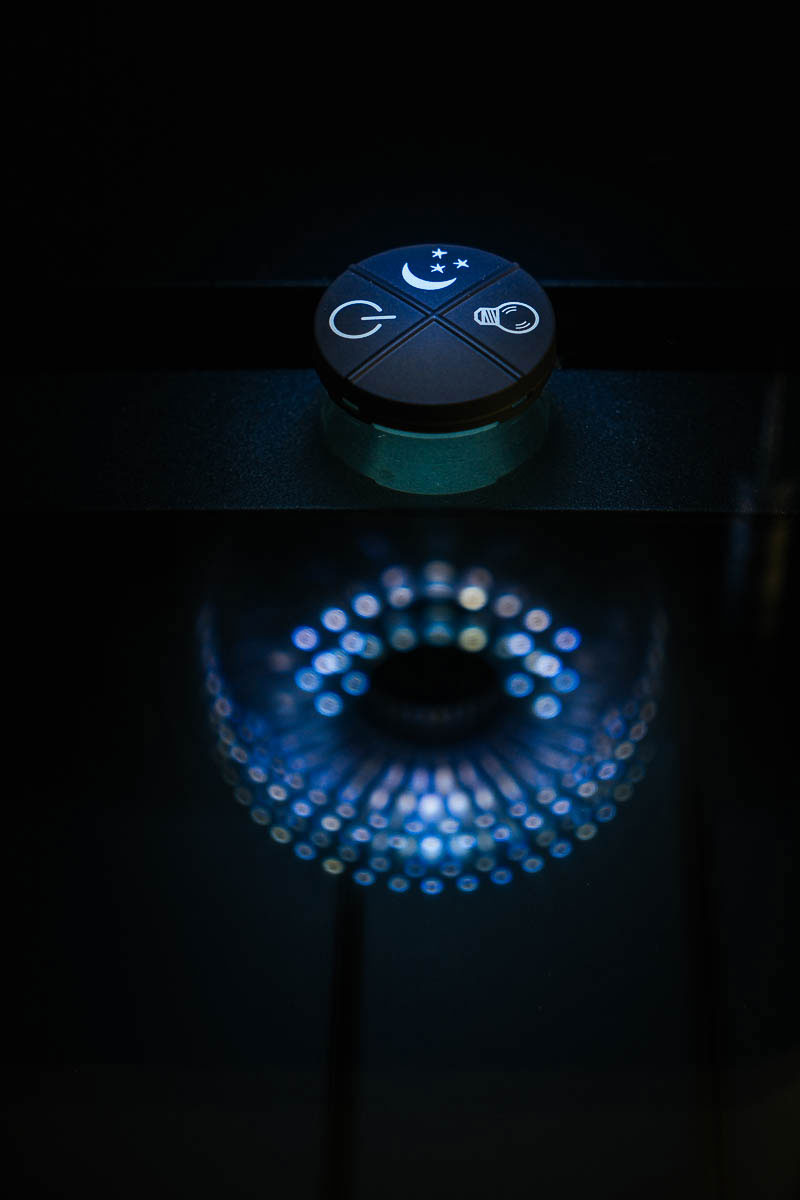 Qualitätskontrolle eines Schalters aus einem Auto-Kunsttoffverarbeitung bei Nanogate Goletz aus Kierspe