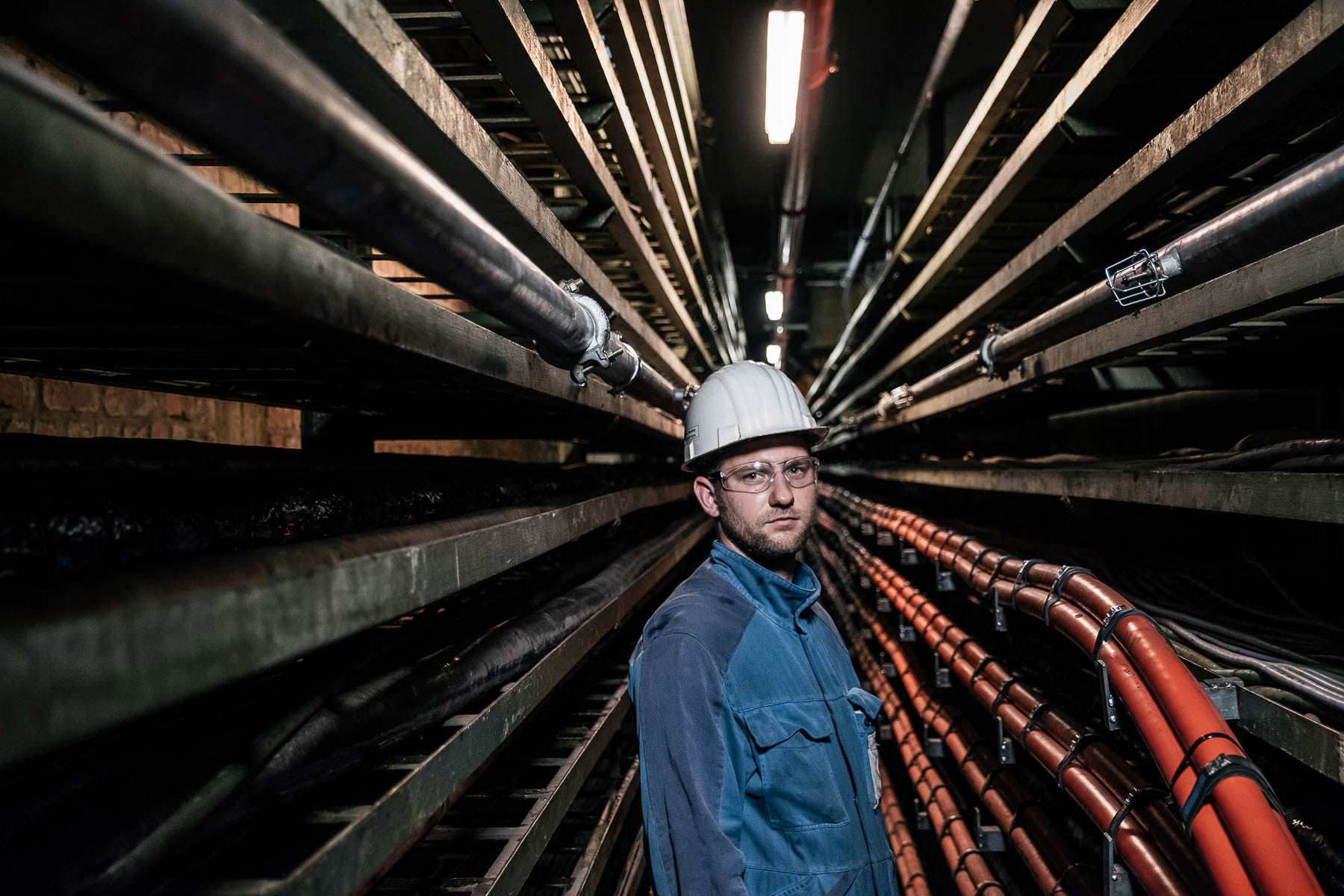 Mitarbeiter der Firma Ifürel aus Herne als Portraitaufnahme im Kabeltunnel eines Stahlwerks