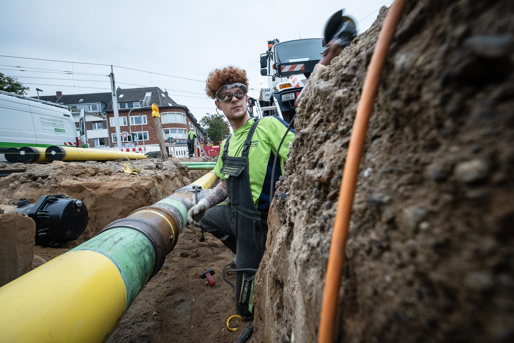 Mitarbeiter der Netzgesellschaft arbeitet an einer Gasleitung