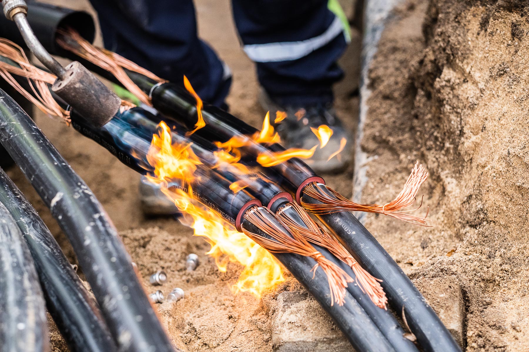 Flämmen einer elektrischen Leitung im Erdreich