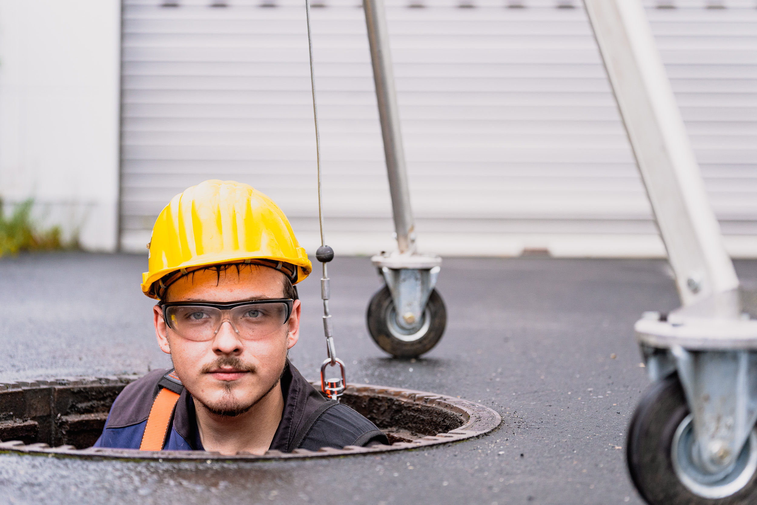 Sicherung Kanalisation Mitarbeiter mit Helm