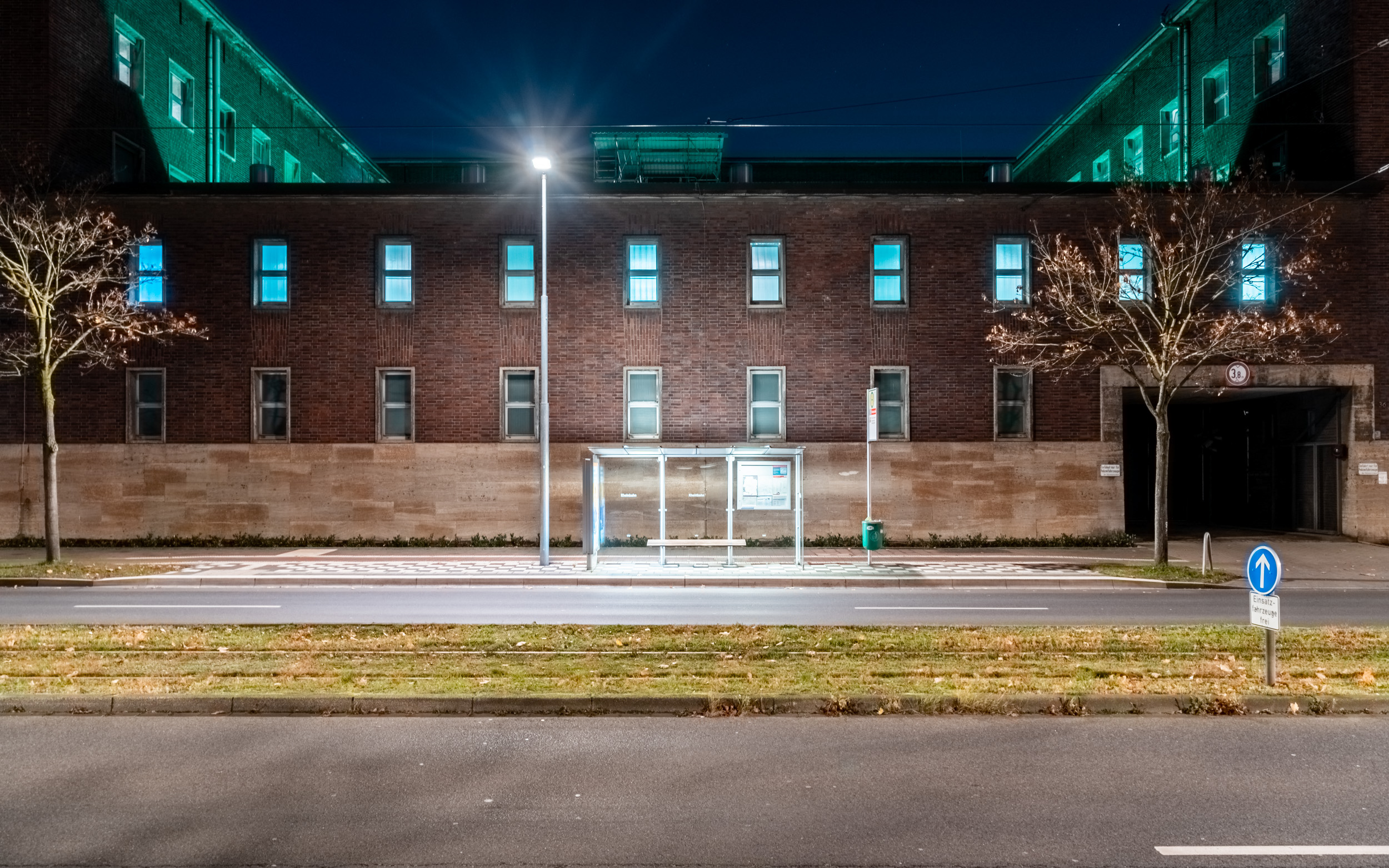 Architektur Nachtaufnahme smarte LED Beleuchtung im Medienhafen Düsseldorf