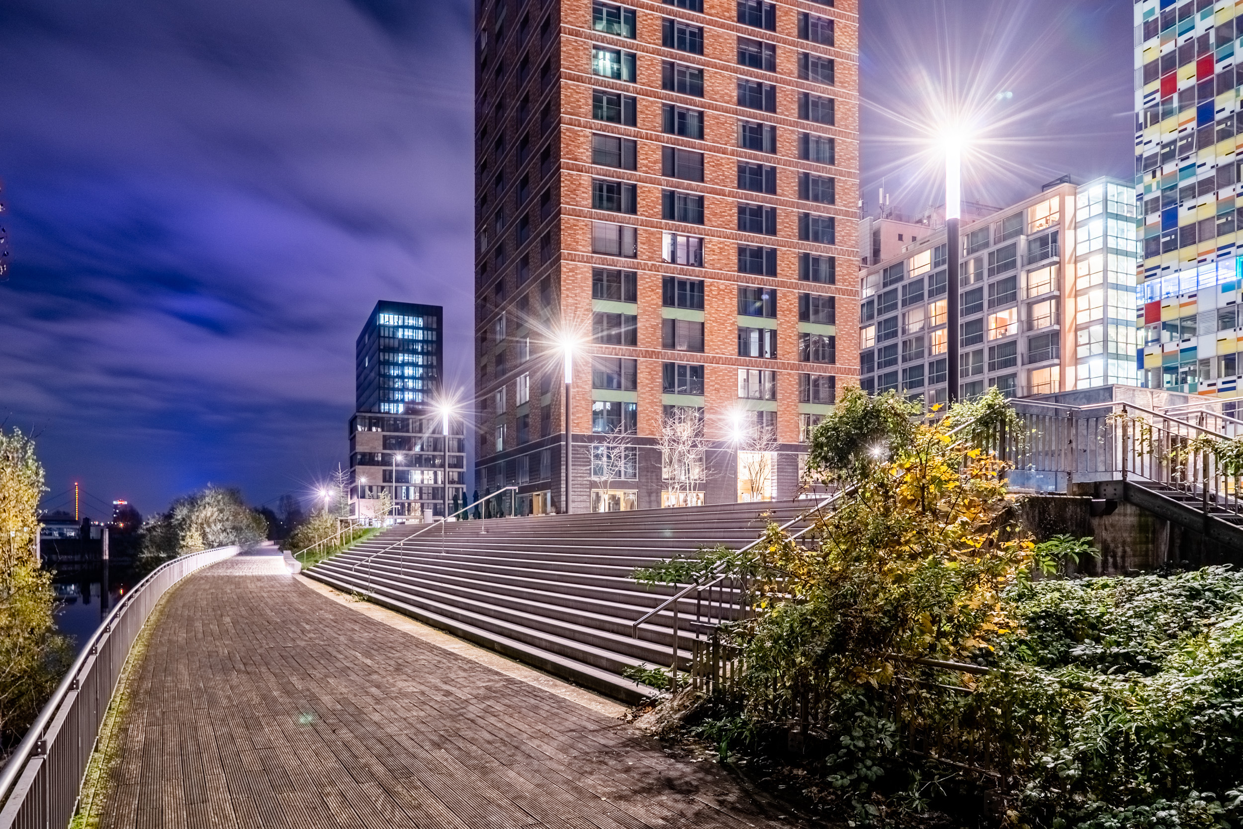 Architektur Nachtaufnahme smarte LED Beleuchtung im Medienhafen Düsseldorf
