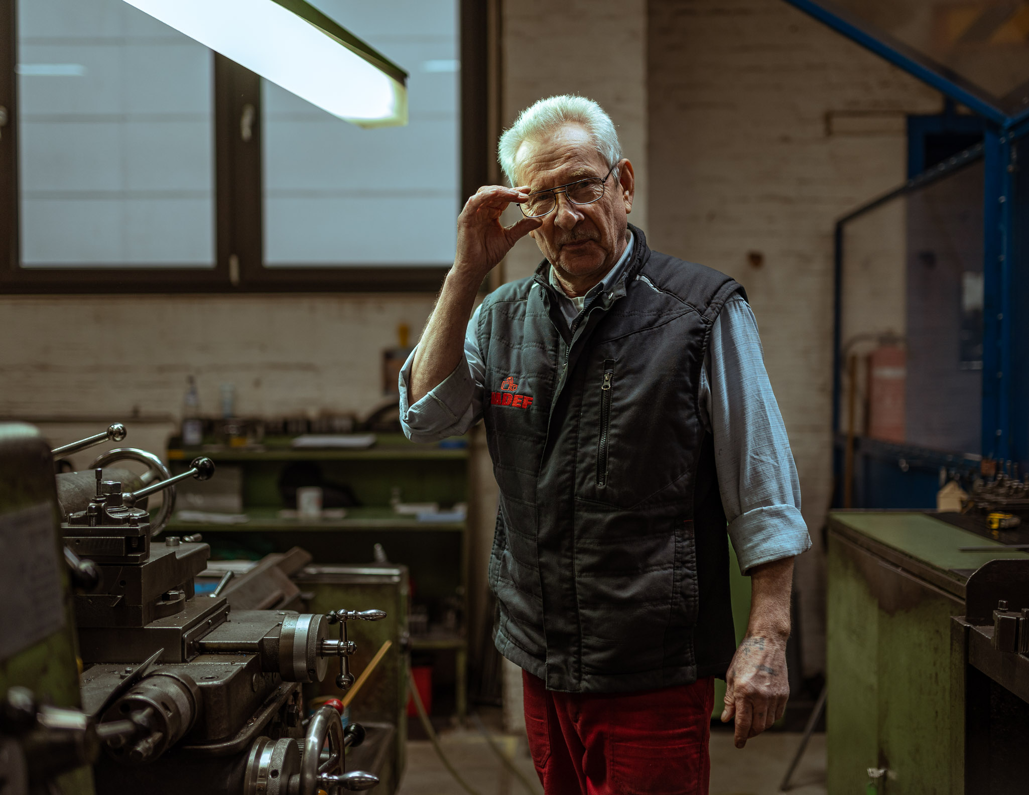 Portrait eines Mitarbeiters in der Werkstatt des Werkzeugbaus