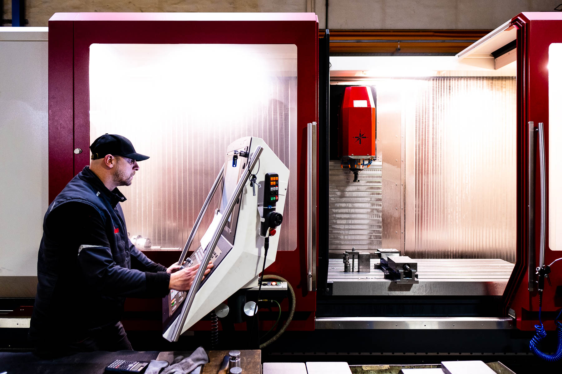 Mitarbeiter am Steuerpult einer CNC Maschine