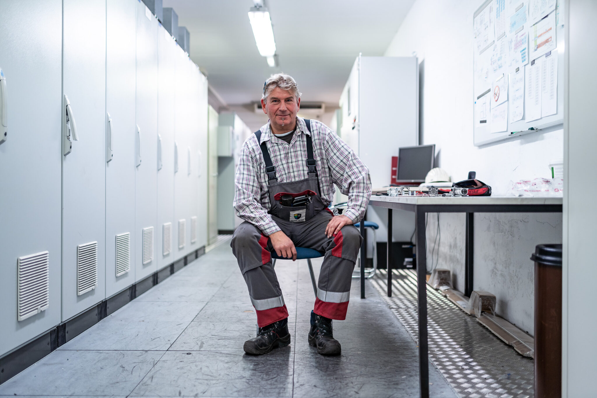 Ein Mitarbeiter der Firma Ifürel in einem Serverraum