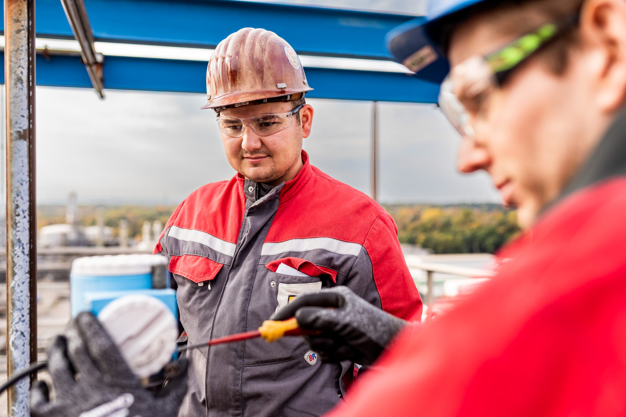 Zwei Mitarbeiter der Firma Ifürel reparieren eine elektronische Anlage in einem Chemiepark