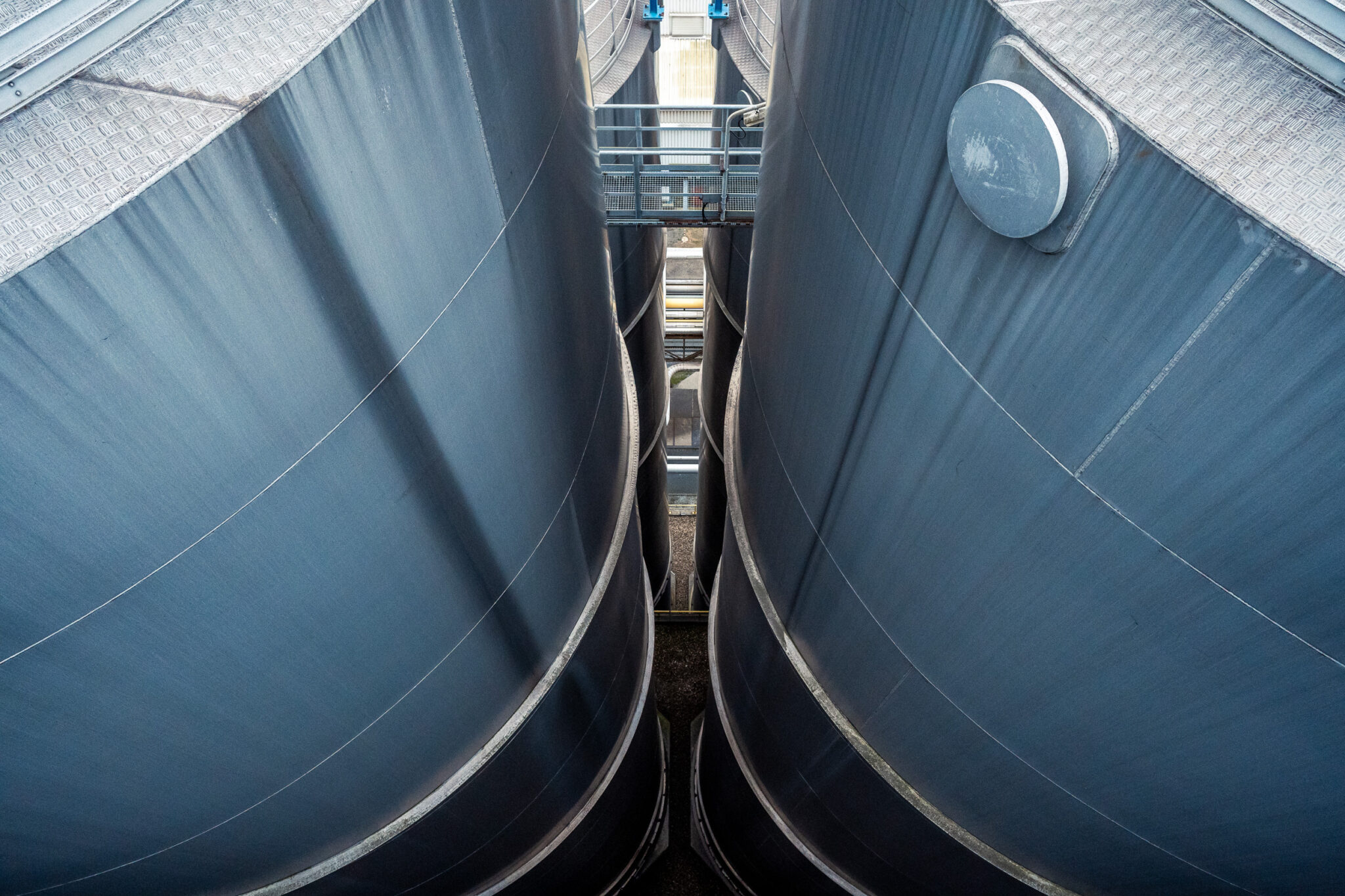 Zwei Tanks in einem Chemiepark